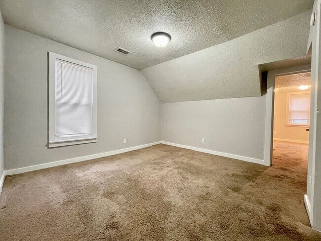Building Photo - Pine 1167/1169