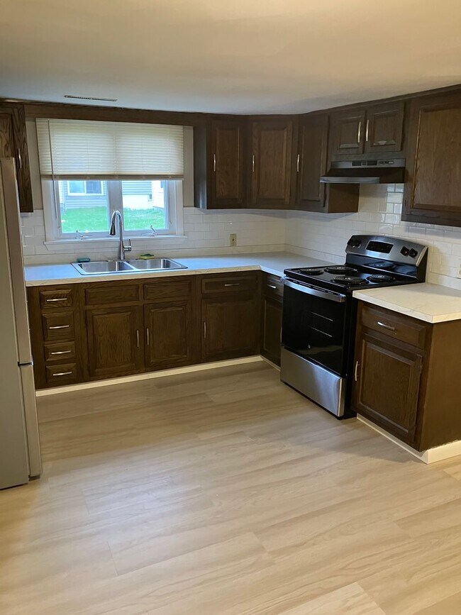 Building Photo - Updated Kitchen 3-4 bed ranch Mattydale