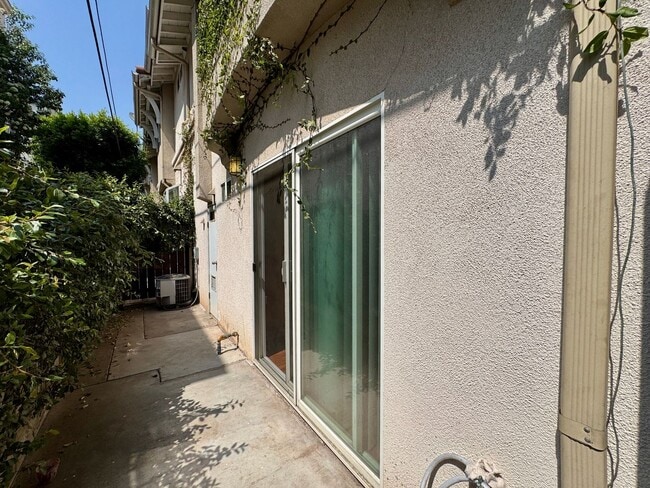 Building Photo - 3 Bedroom 3 Bathroom Pasadena Townhouse wi...