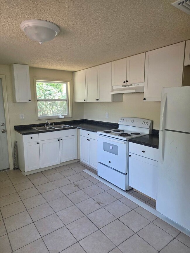 Building Photo - 2/1 DUPLEX