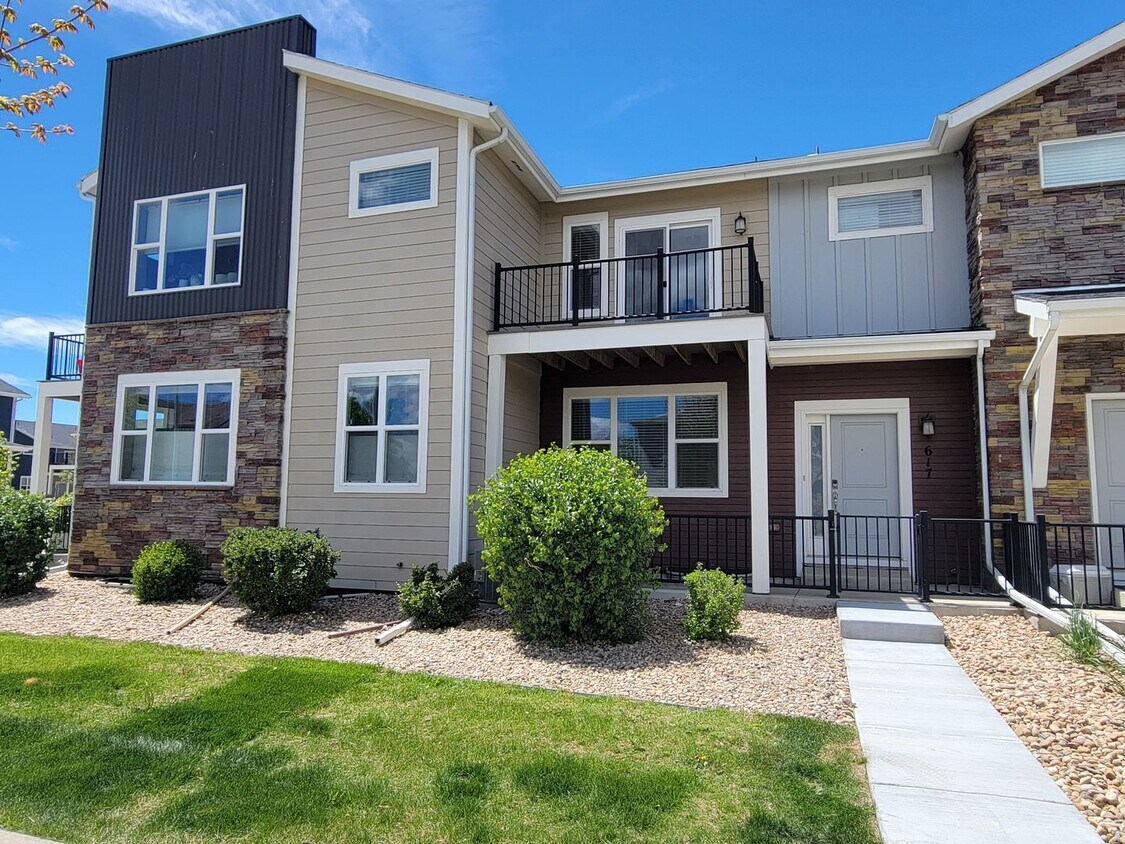 Primary Photo - Spacious 3 level, 4 bedroom townhome with attached 2 car garage at Silver Meadows Townhomes on Lo...