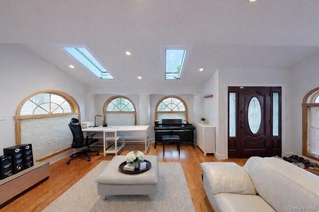 Foto del edificio - 45-44 Browvale Ln