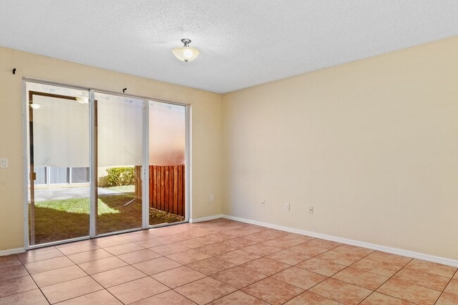 Building Photo - Spacious 3-bedroom, 3-bathroom home