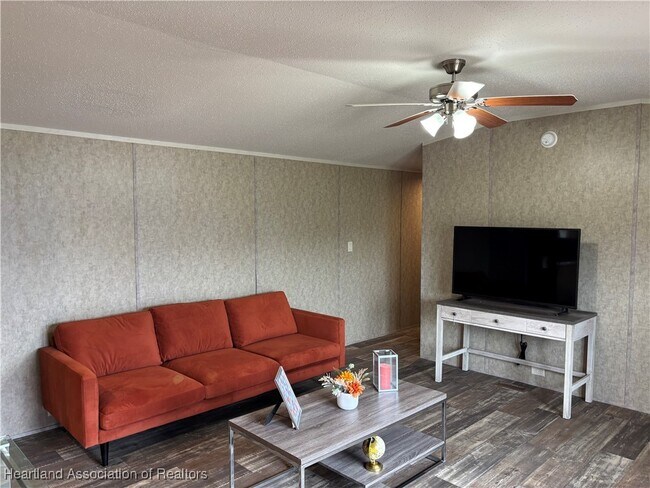 Foto del edificio - 2450 Hammock Rd