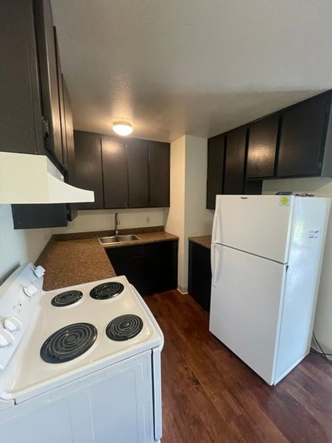 Foto del edificio - Downstairs 3 bedroom / 2 bath w/garage