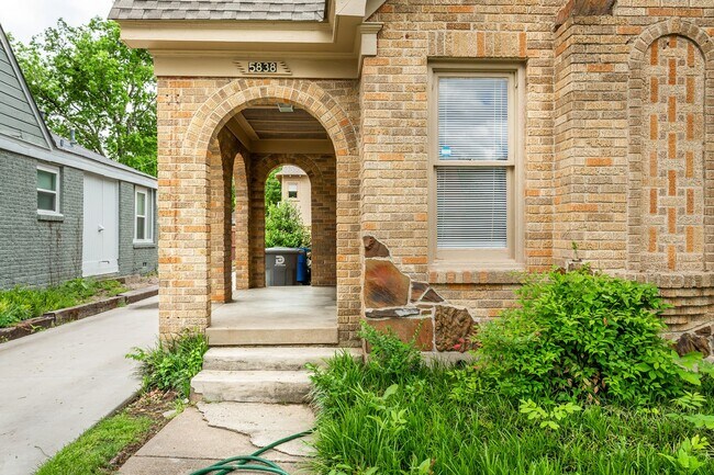 Building Photo - 1 Bedroom, 1 Bath Duplex Near Greenville