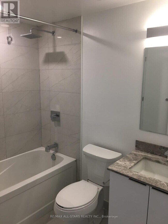 Building Photo - 501 Yonge St