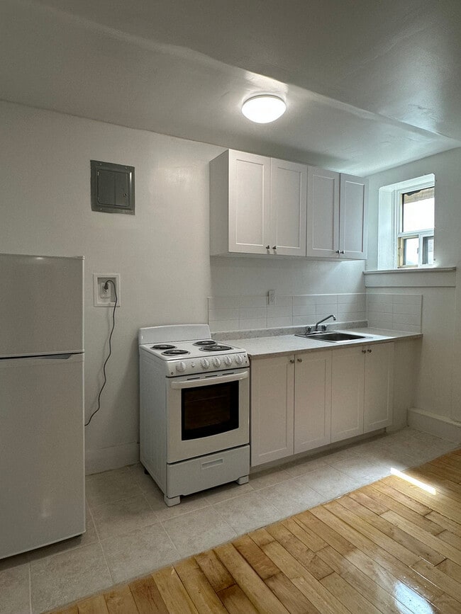 Building Photo - WELLESLEY APARTMENTS