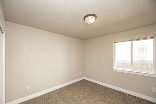 Building Photo - 3 Bedroom 2 Bath Ranch