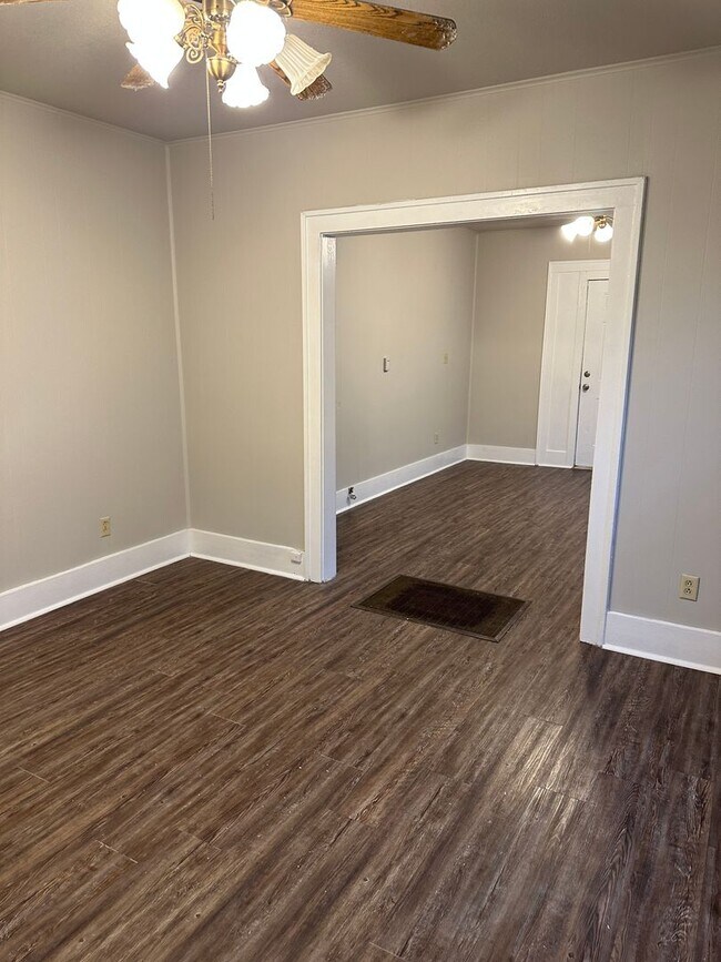 Building Photo - 1 bedroom 1 bath unit.