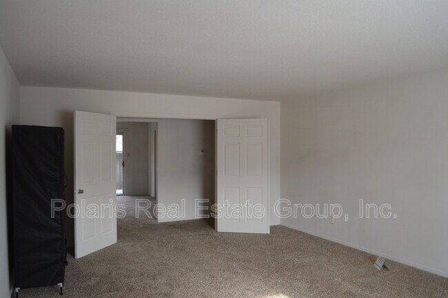 Building Photo - 922 Hoover Village Dr