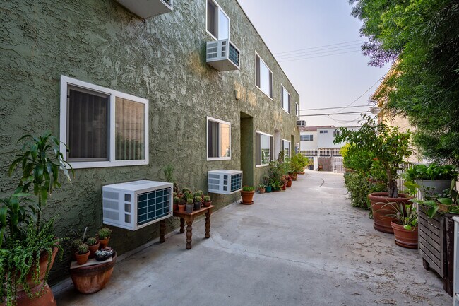 Building Photo - 245 W Verdugo Ave