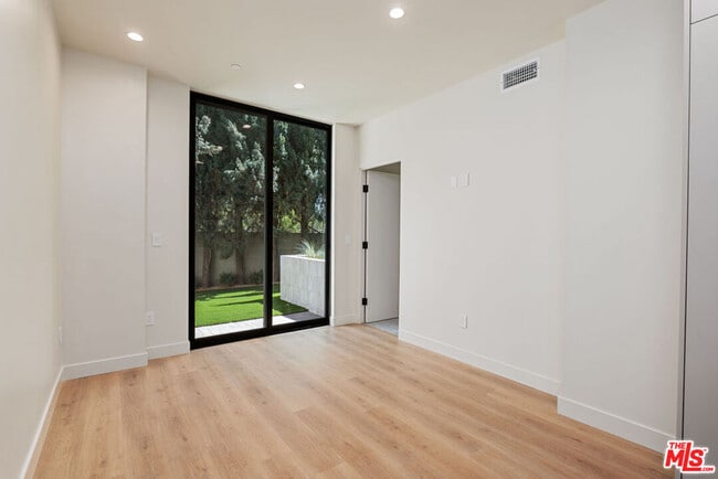 Foto del edificio - 428 Arnaz Dr
