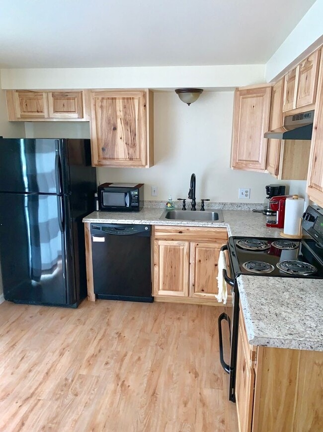 Foto del edificio - Recently Remodeled Two Bedroom Apartment With Canal Views and Private Balcony!