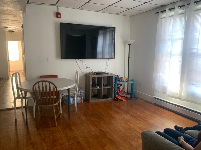 Building Photo - 128 Elm St