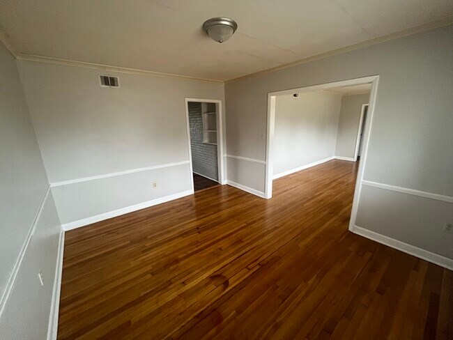 Building Photo - 1634 Oakwood Dr