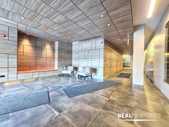 Building Photo - 548 W Webster Ave