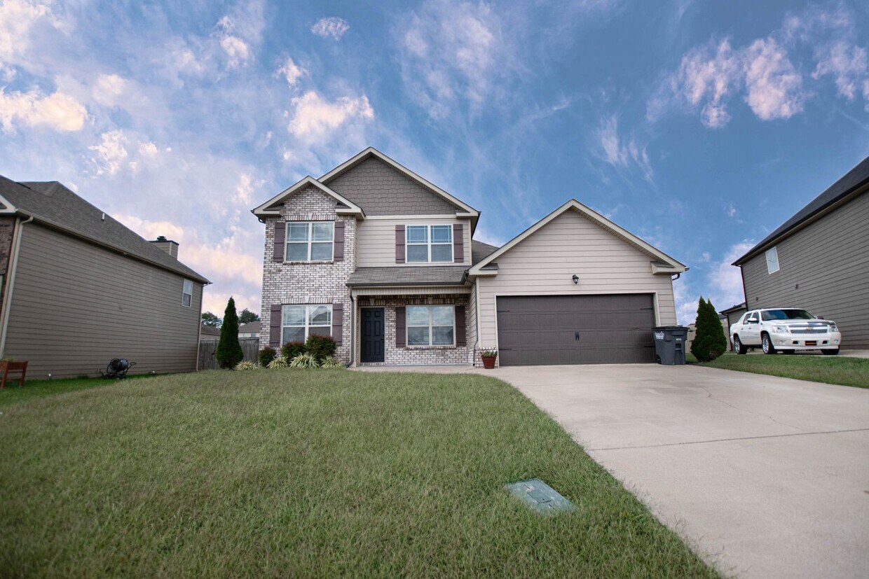Primary Photo - Pet Friendly Four Bedroom with Bonus!