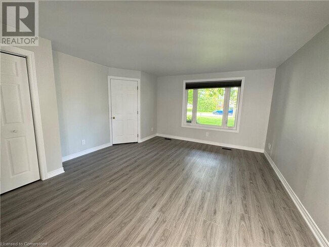 Photo du bâtiment - 100 Lake Ave Dr