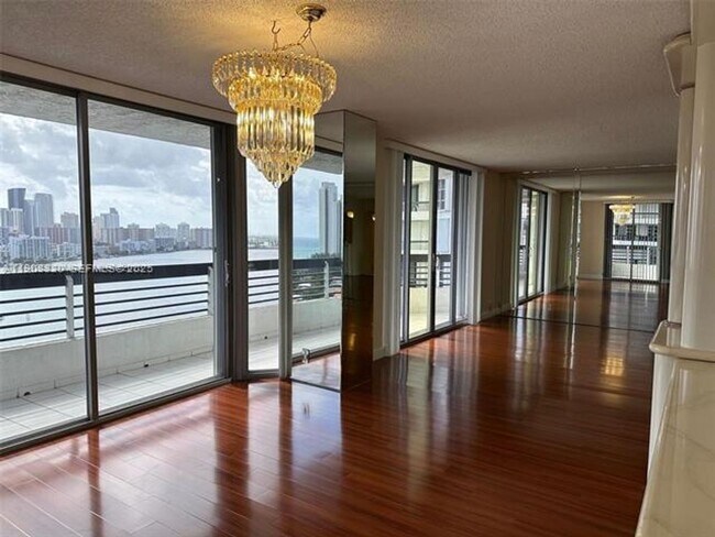 Foto del edificio - 19101 NE 36th Pl