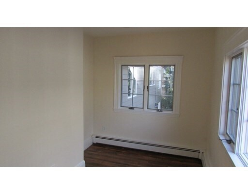 Foto del edificio - 130 Bartlett Ave