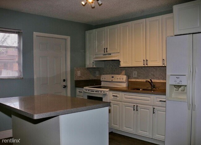 Building Photo - 3 br, 2 bath  - 6250 SW 21st St