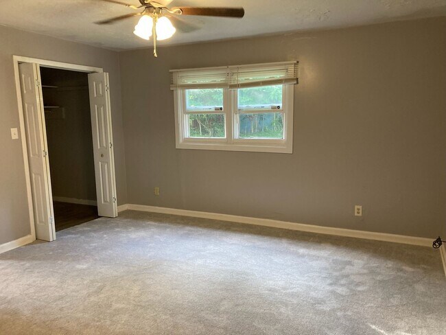 Building Photo - Section 8 Vouchers accepted!