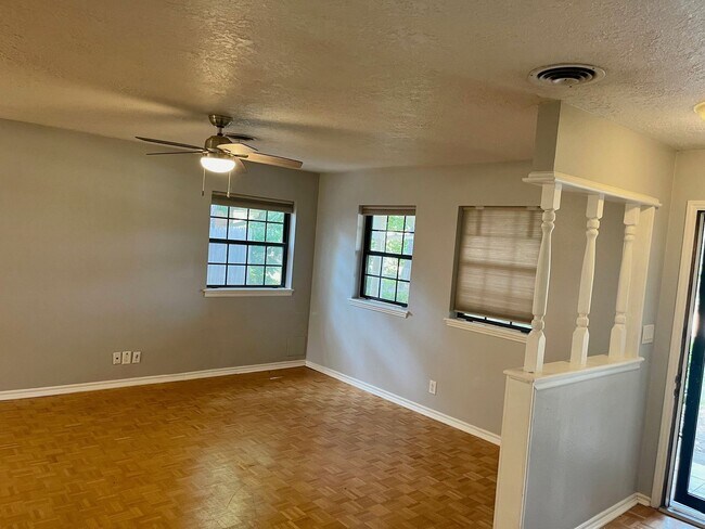 Foto del edificio - REMODELED HOME ON A QUIET STREET JUST ONE MILE WEST OF OU CAMPUS!