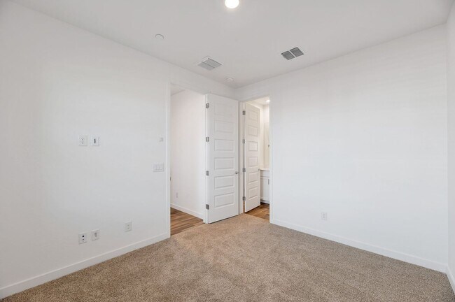 Foto del edificio - Brand New Luxurious Modern 3 Bedroom 2 Bat...