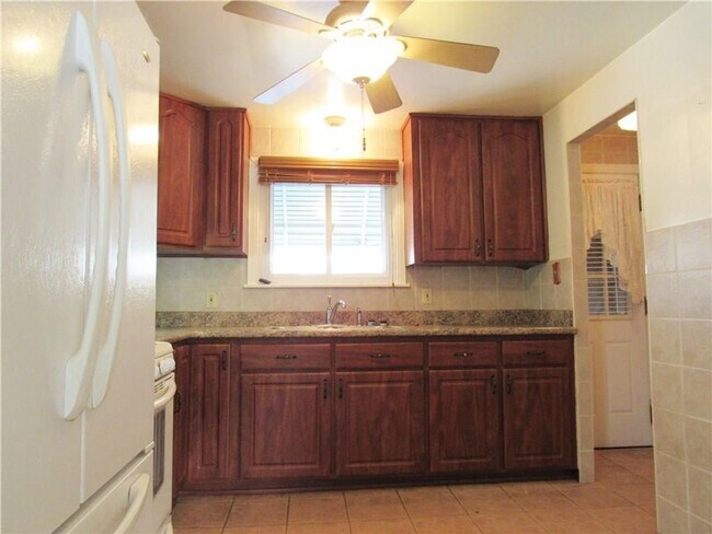Building Photo - Updated Nicely Maintained Home For Rent