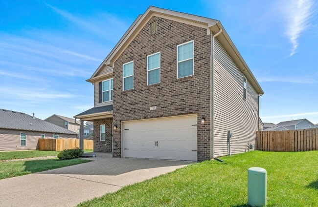 Foto del edificio - 4-Bedroom with Fenced Yard