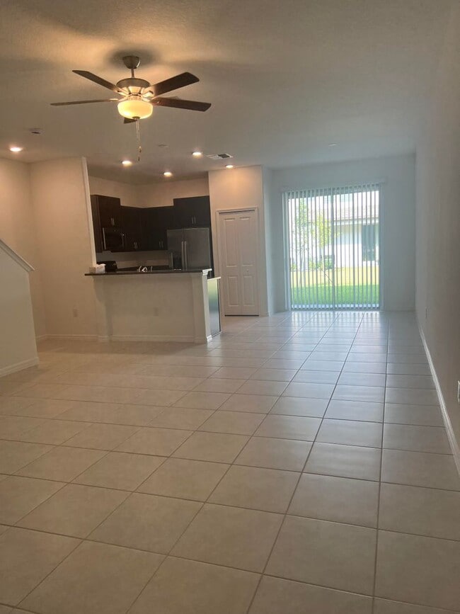 Building Photo - 3 Bedroom 2.5 Bedroom Townhouse