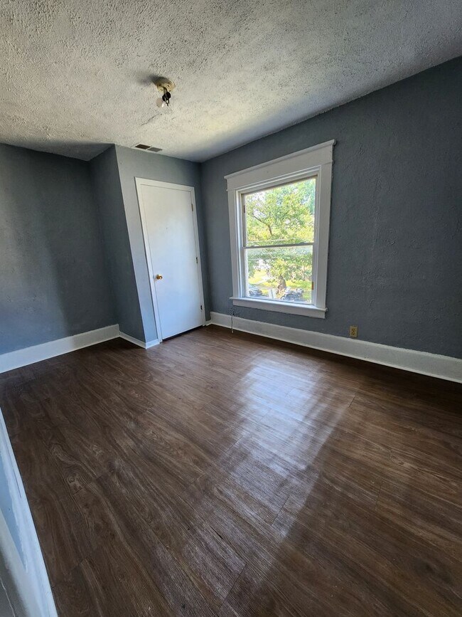 Foto del edificio - Upper 2 bedroom unit