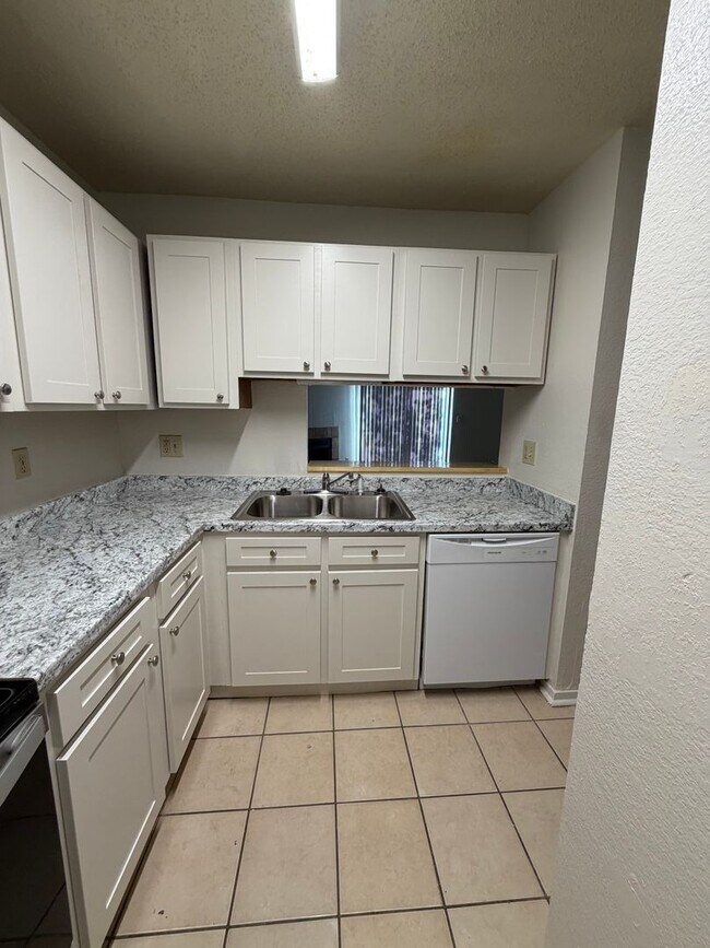 Photo - 606 W Collins St Apartment