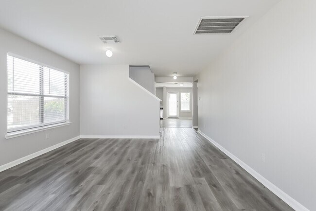 Foto del edificio - 15111 Western Skies Dr