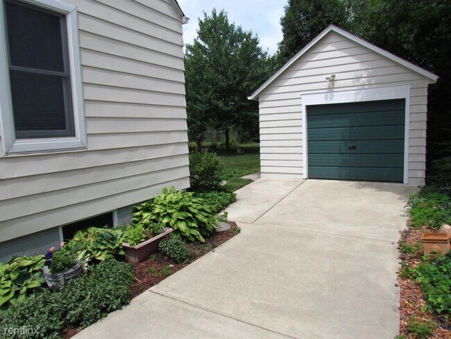 Building Photo - 3 br, 1 bath House - 207 E Forest Ave