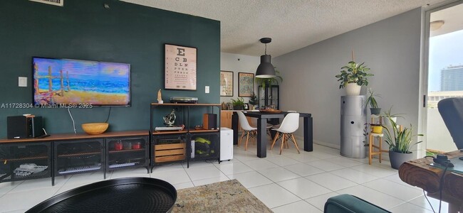 Foto del edificio - 7601 Dickens Ave