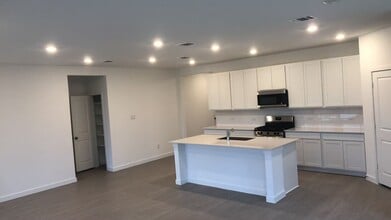 Building Photo - 421 Robin Ct