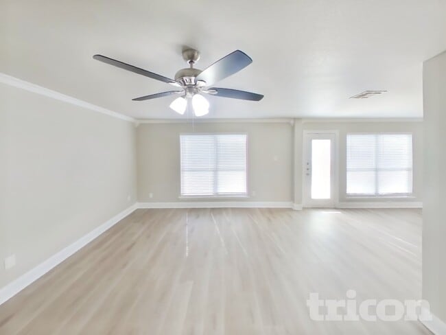 Building Photo - 909 Zoe St