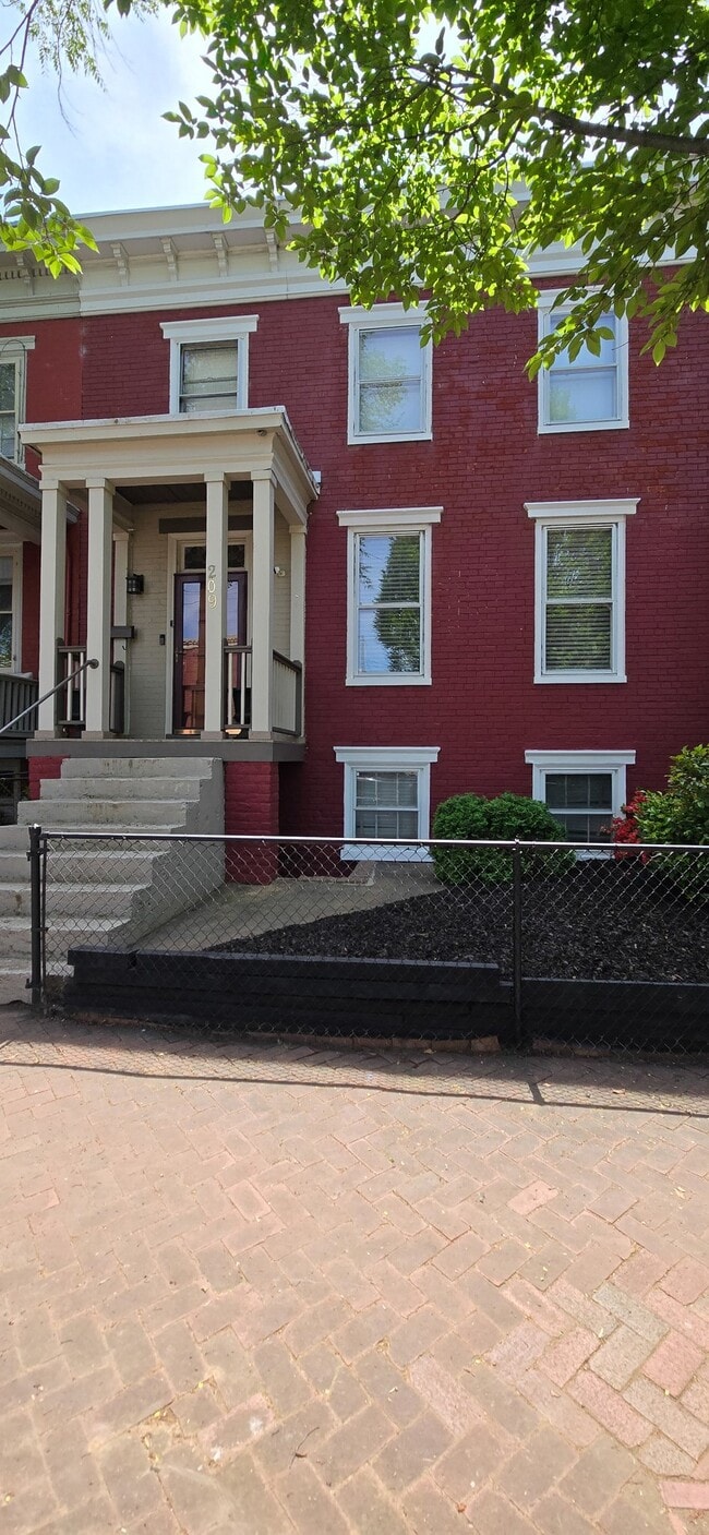 Photo - 209 W Clay St Townhome