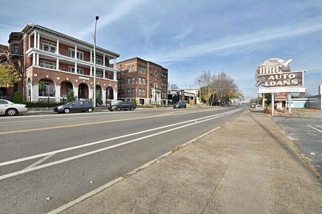 Foto del edificio - 209 W Fifth Ave