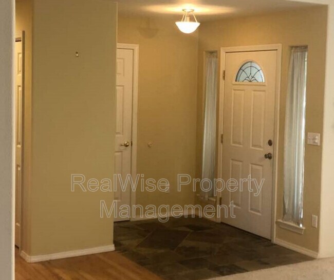 Building Photo - 305 Meadow View Dr