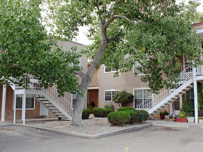 Building Photo - 2531 Candelaria Rd NW