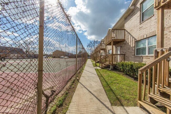 Foto del edificio - 11905 Algonquin Dr