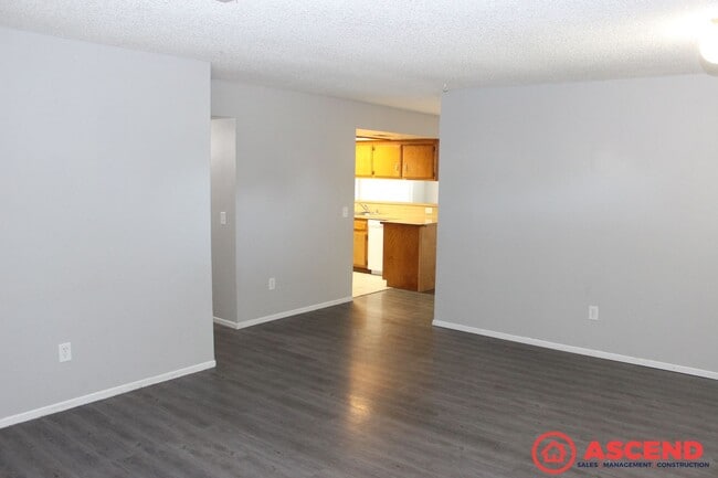 Building Photo - Cozy 3BD/2BA Home in Bakersfield's 93313 — Fireplace, Backyard!