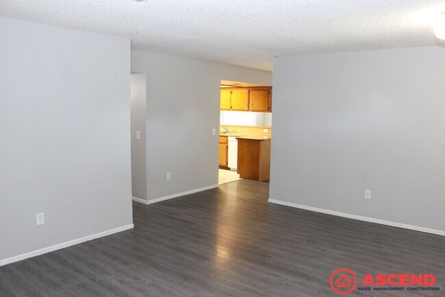Foto del edificio - Cozy 3BD/2BA Home in Bakersfield's 93313 — Fireplace, Backyard!