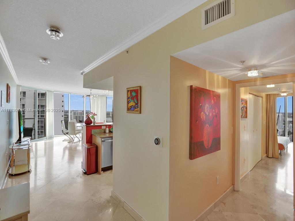 Primary Photo - 16699 Collins Ave