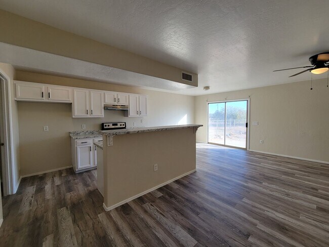 Foto del edificio - READY FOR MOVE IN  3 bedroom 2  MOVE IN SP...