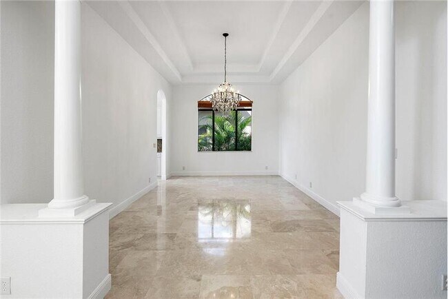 Foto del edificio - 10546 Versailles Blvd