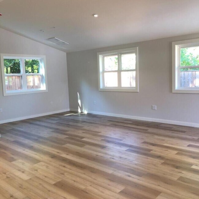 Building Photo - 261 Sixth St